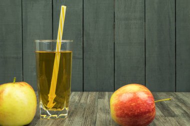 Mesaj için cam arka planda elma suyu ve elma suyu. Elmaların arka planında sağlıklı elma suyu