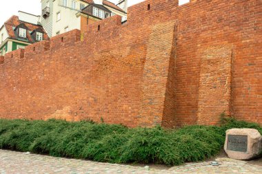 Varşova, Polonya - 31 Mayıs 2020: antik bir şatonun kırmızı taş duvarı. Kalenin duvarları. Kale duvarındaki boşluklar