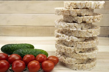 Domatesli, salatalıklı ve tuzlu pirinç keki sandviç. Kilo kaybı, sağlıklı beslenme, vejetaryenlik ve vejetaryenlik kavramı.