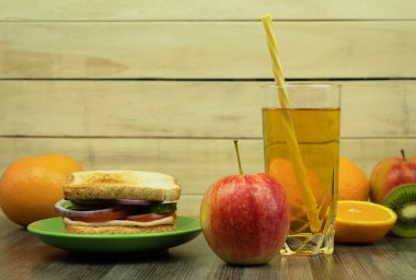 Siyah tabakta sandviç ve sandviç.