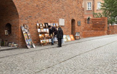Varşova, Polonya - 16 Mayıs 2020: Varşova 'da resim satıcısı. Eski kasaba sanatı ve hediyelik eşya tüccarı