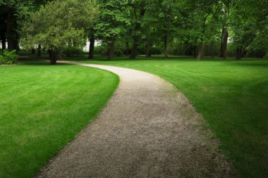 Parktaki yol taştan yapılmıştır. Şehir parkında taş yontuyorum. Parkta çim biçme ve yürüyüş yolu. Taş koşu bandı ve yeşil çimen