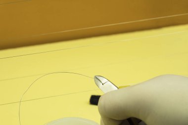 Tel kesicilerle teli ısırmak. Yan kesicilerle çelik ipliği kes. Metal maşalar ve çelik teller.