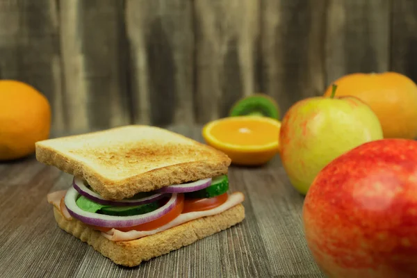Kanapka Owocami Sokiem Śniadanie Szkoły Zdrowy Lunch Dla Ucznia Owocami — Zdjęcie stockowe