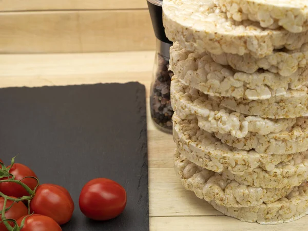 Kilo vermek için sağlıklı ve sağlıklı bir diyet. Tasarımcı için arka plan. Pirinç gözlemesi, sebze ve baharatlı tuz..