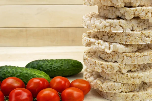 Kilo vermek için sağlıklı ve sağlıklı bir diyet. Tasarımcı için arka plan. Pirinç gözlemesi, sebze ve baharatlı tuz..