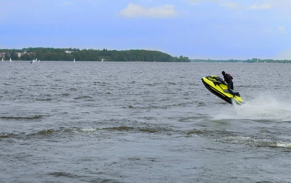 ジェットスキーでトリックやジャンプします プロのライダーは海でトリックを行います 若い男プロのジェットスキー波の上に多くのトリックを実行します — ストック写真