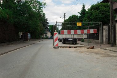Siper yolda ve çitlerle çevrili. Tamir işleri. Şehirdeki iletişimin onarılması