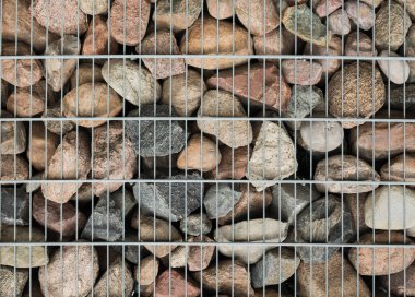 Taşların ve ağların arka planı. Doku taşı ve metal ağ