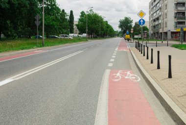 Otoyolun kenarında bisiklet yolu var.