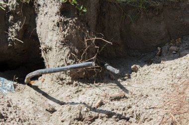 Kablolu kablolar yerde hasar gördü. Elektrik kablosu arızası. Elektrik kablosuyla doldur. Elektrik şoku tehlikesi