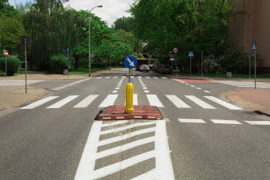 Yol tabelası sağdaki engel. Yön göstergesi yolda. Sürücünün yönünü gösteren bir imza.