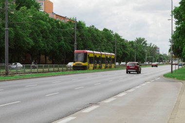 Varşova, Polonya - 16 Haziran 2020: Çevre dostu elektrikli toplu taşıma. Elektrikli tramvay. Çevreye önem vermek