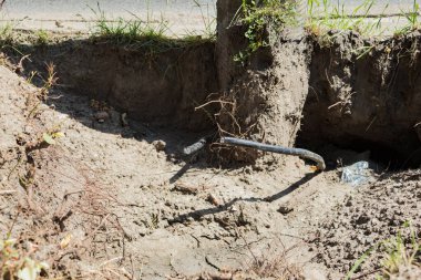 Yerdeki dört kablo elektrik kablosu. Toprak çalışmasında kablo hasarı.