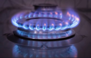 Yanan gaz ocağı mavi alevlerde yanıyor