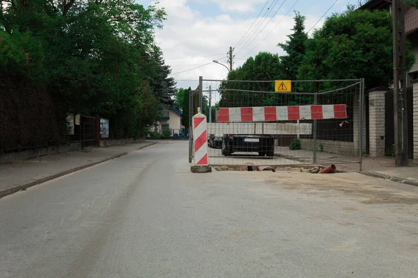 Siper yolda ve çitlerle çevrili. Tamir işleri. Şehirdeki iletişimin onarılması