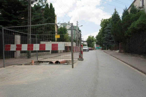 Siper yolda ve çitlerle çevrili. Tamir işleri. Şehirdeki iletişimin onarılması