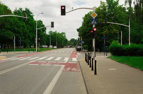 Otoyolun kenarında bisiklet yolu var.