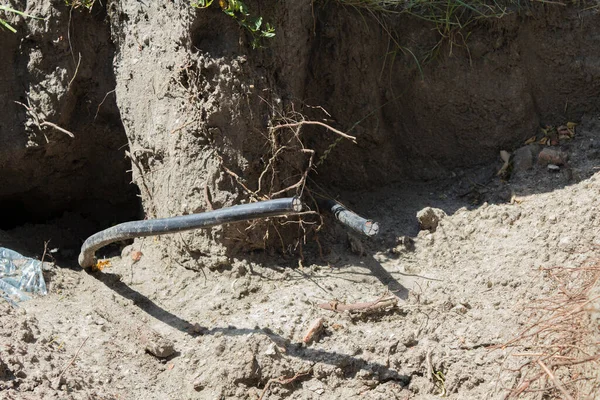 Kablolu kablolar yerde hasar gördü. Elektrik kablosu arızası. Elektrik kablosuyla doldur. Elektrik şoku tehlikesi