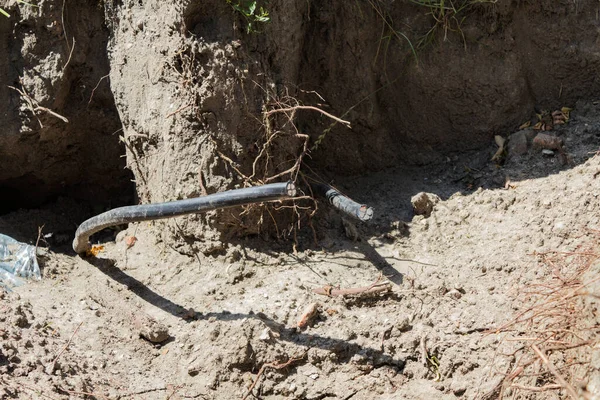 Yerdeki dört kablo elektrik kablosu. Toprak çalışmasında kablo hasarı.