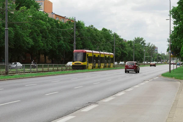 Varşova, Polonya - 16 Haziran 2020: Çevre dostu elektrikli toplu taşıma. Elektrikli tramvay. Çevreye önem vermek