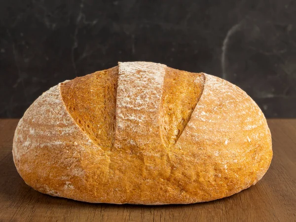Ahşap zeminde taze pişmiş ekmek. Ev yapımı Kaba Kahverengi Ekmek