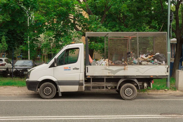 波兰华沙 2020年6月16日 一辆收集垃圾的小卡车 装有笼子的垃圾车 — 图库照片