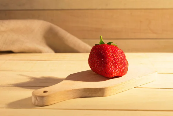 부드럽고 딸기를 배경으로 삼으세요 설탕과 맛있는 디자이너를 백지로 — 스톡 사진