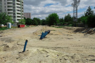 Yeraltı tesislerinin döşenmesi. PVC elektrik kablosu ve fiber döşemek için hortumu büktü, iletişim kurmak için inşaat çalışması
