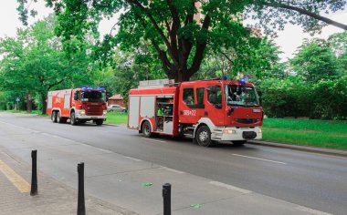 Varşova, Polonya - 16 Haziran 2020: kırmızı itfaiye aracı sokakta. Büyük ve kırmızı itfaiyecilerin iş arabası. Ekipmanlı itfaiye aracı hazır.