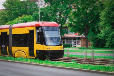 Toplu ekolojik şehir ulaşımı. Elektrik ve hibrit toplu taşıma. çevresel endişe