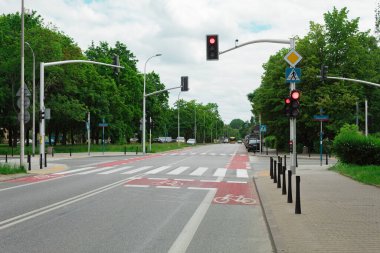 Varşova, Polonya - 21 Haziran 2020: kavşaktaki kırmızı trafik ışığı. Kavşaktaki video kamera ve kırmızı trafik ışığı