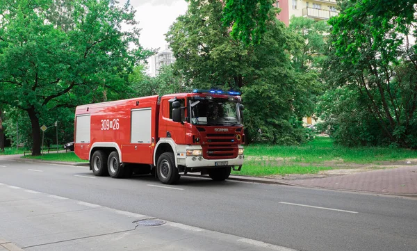Варшава Польша Июня 2020 Года Пожарная Машина Едет Дороге Мигалкой — стоковое фото
