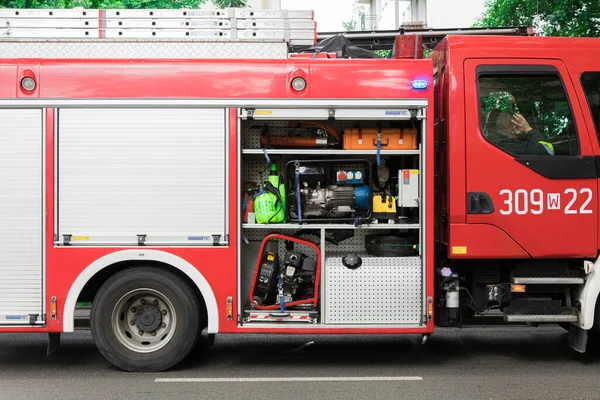 ポーランドのワルシャワ 2020年6月16日 道路上の赤い消防車 大型消防車と赤消防車 設備と完全な準備で消防車 — ストック写真
