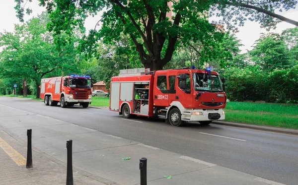 ポーランドのワルシャワ 2020年6月16日 道路上の赤い消防車 大型消防車と赤消防車 設備と完全な準備で消防車 — ストック写真