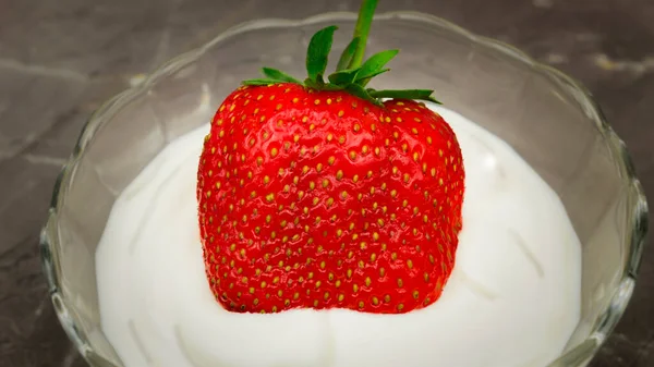 Sweet Juicy Strawberries Sour Cream Ripe Strawberries Cream Table — Stock Photo, Image