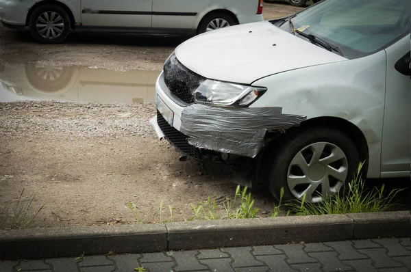 Бампер Автомобіля Встановлений Стрічці Автомобіль Після Невеликої Аварії Зламане Крило — стокове фото