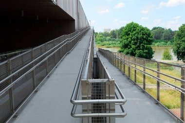 Dik bir inişi ve tırmanışı olan bir yol