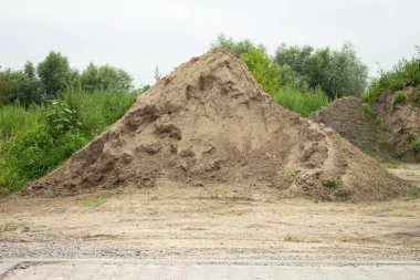 İnşaat alanında büyük bir kum yığını