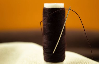 Metin için iğne arkaplan içeren siyah iplik