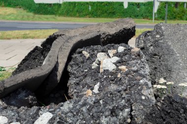 Hurda yığınının üzerindeki eski asfalt parçaları. Yol inşaatı sırasında yol kenarında inşaat atığı