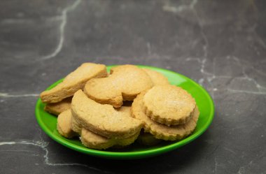 Kurabiyeler masanın üstünde.