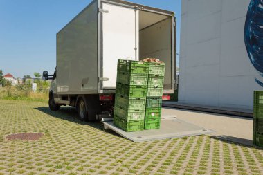 Minibüsten yiyecek kasalarını boşaltıyorum. Dükkan ve kafelere mal teslimatı