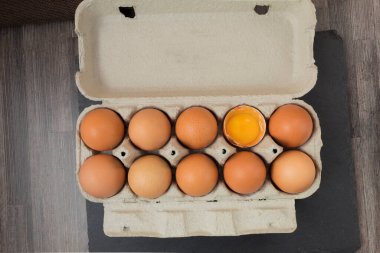 Taze ve çiğ tavuk yumurtası.