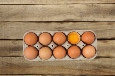 Taze ve çiğ tavuk yumurtası.