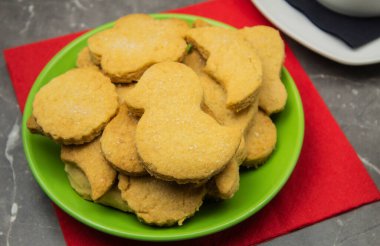 Mesaj için arka plan olarak ev yapımı kurabiye ve sütlü kahve.