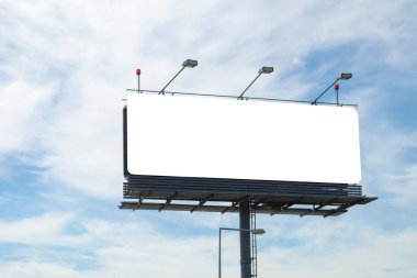 Mavi gökyüzüne karşı büyük bir ilan panosu. İzole edilmiş beyaz arkaplanı olan metin için pankart