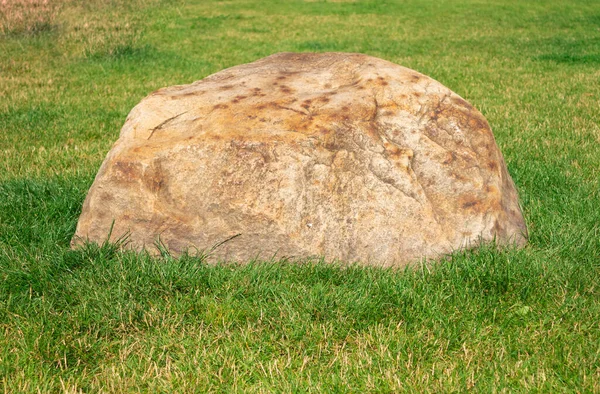 Grand Rocher Sur Herbe Verte Dans Parc Grande Pierre Sur — Photo