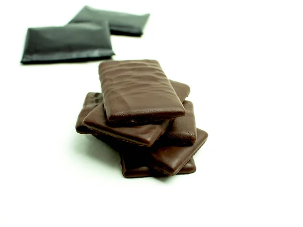 Skivor Mörk Choklad Isolerad Vit Bakgrund — Stockfoto
