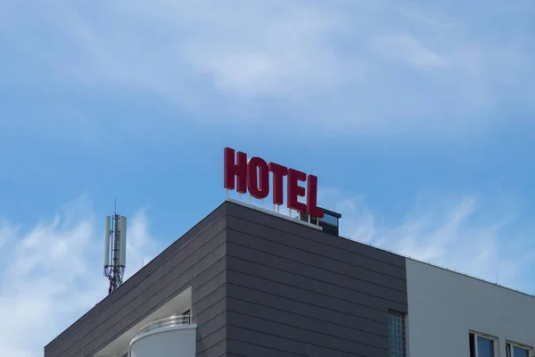 大楼上的旅馆招牌 大楼上用大字写着 — 图库照片